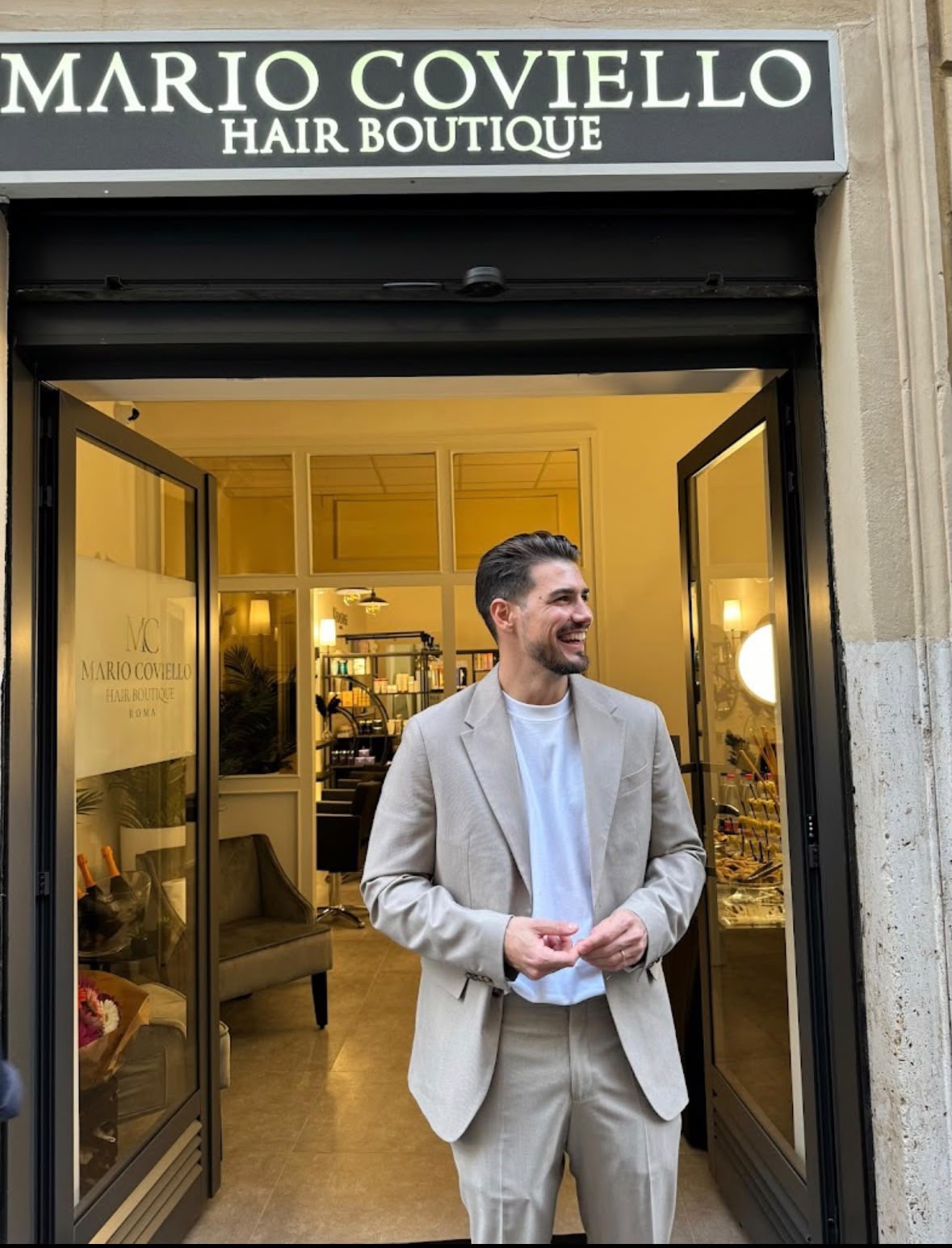 Mario Coviello sulla soglia della boutique, in Via Gregoriana 6 a Roma