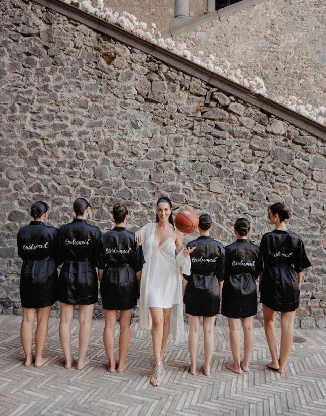La sposa con le sue damigelle, prima della vestizione