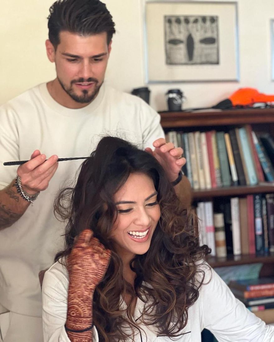 Mario Coviello mentre realizza un make-up