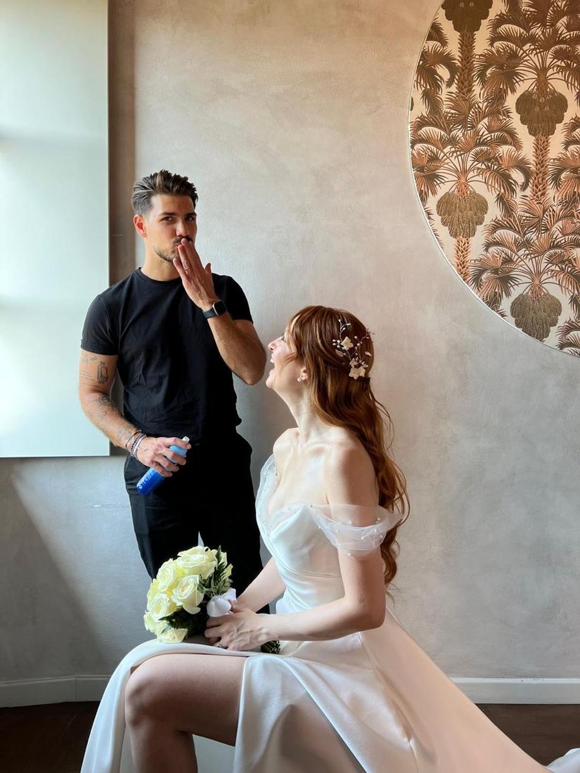 Mario Coviello con la sposa, durante la preparazione